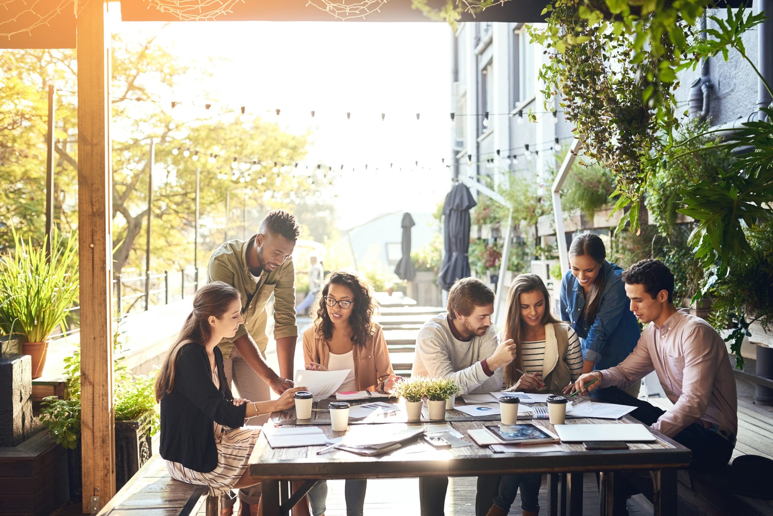 Un groupe qui planifie ses objectifs autour d'une table